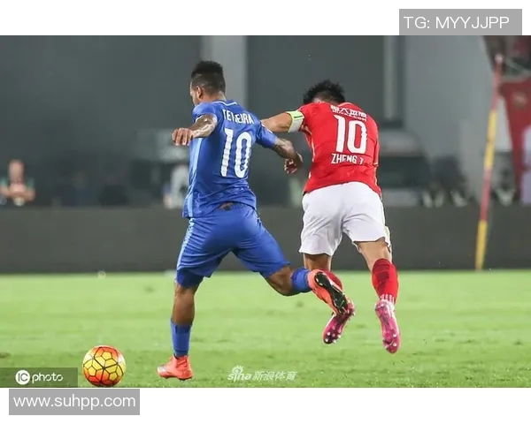 马丁内斯的传奇之路：从球场新星到世界足球巨星的成长历程